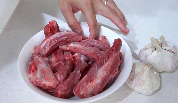 電熱鍋食譜，黑胡椒蒜頭排骨湯